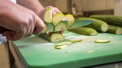 Gurken schneiden
